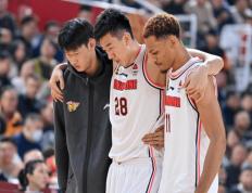 纵横交错的篮球比拼，惊心动魄的一幕即将上演