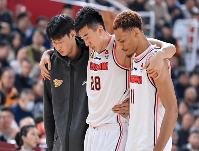 纵横交错的篮球比拼，惊心动魄的一幕即将上演