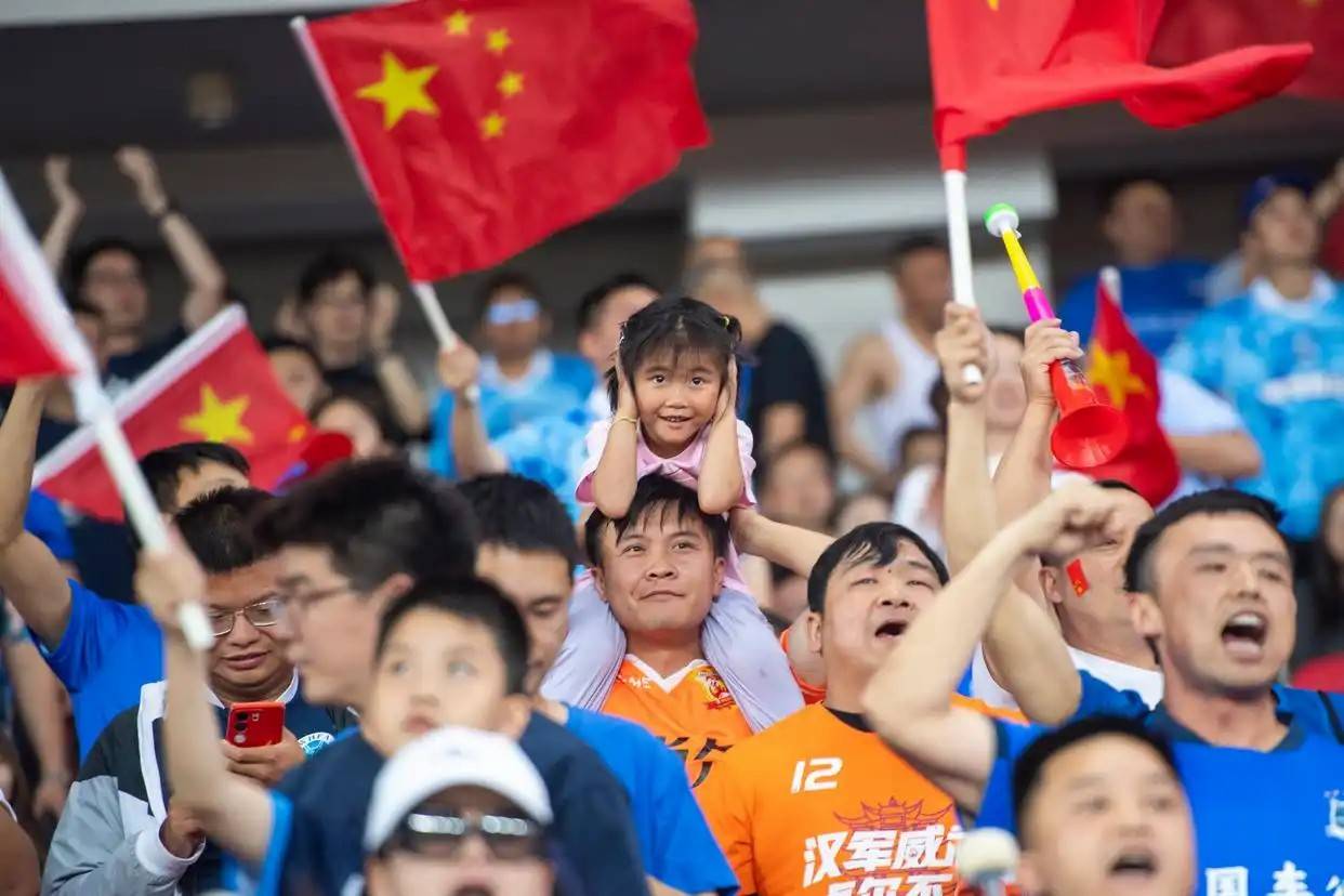 团结拼搏，国足女队取得历史性的胜利的简单介绍