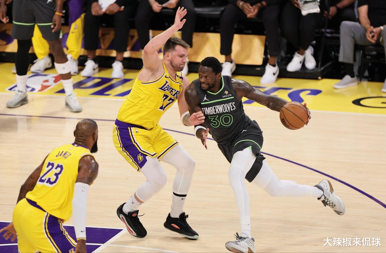 CBA常规赛最新形势：洛杉矶快船高居榜首，俄克拉荷马城雷霆强势追赶，冠军归属成迷的简单介绍